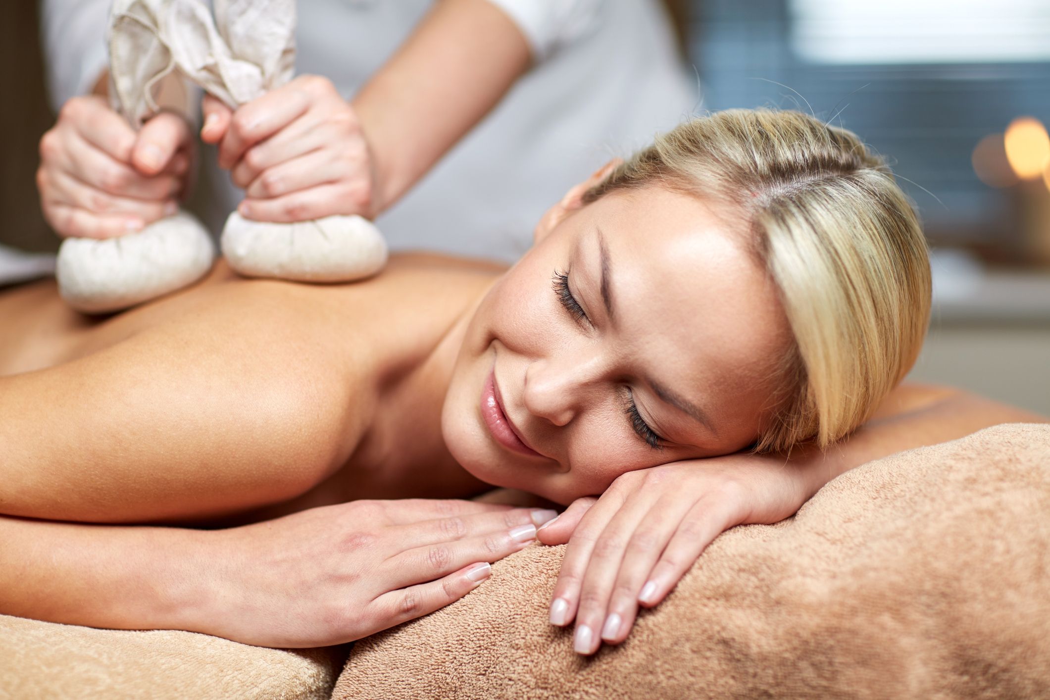 Pantai Luar® - Alpine Massage mit Kräuterstempel